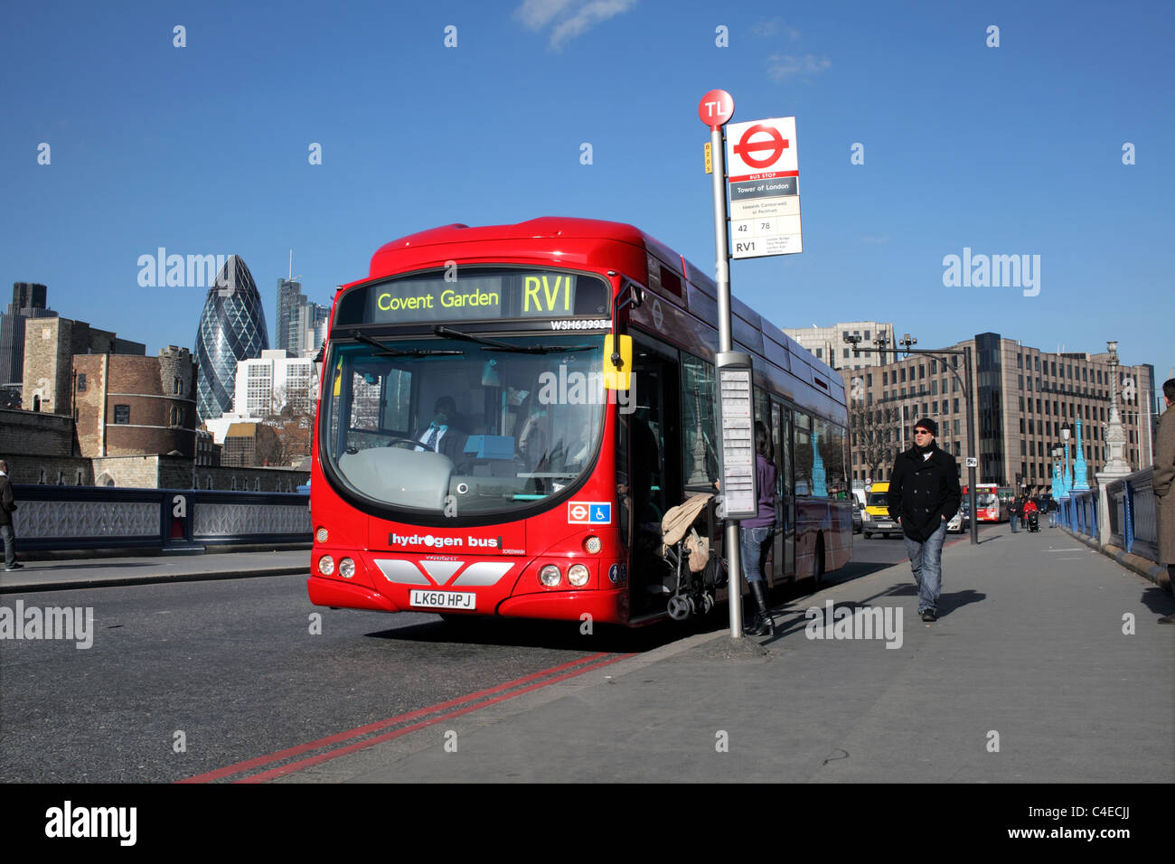 Frau mit einem Buggy immer auf einer Wasserstoff-Brennstoffzelle Elektrobus, Tower Bridge Ansatz, London. Stockfoto