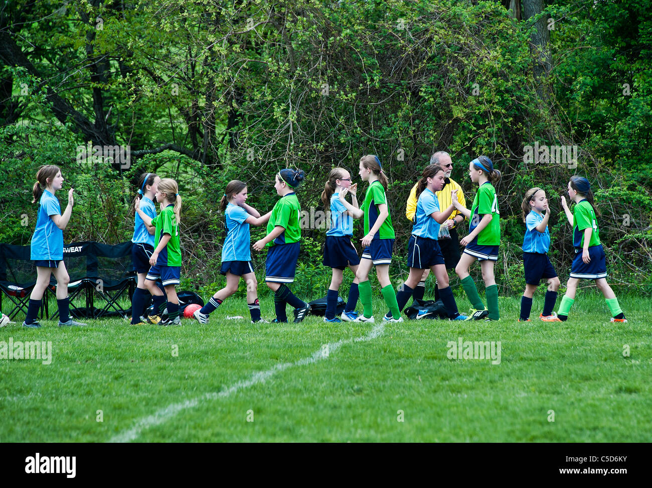 Jugend Mädchen post Fußball Spiel Team Händedruck, Stockfoto