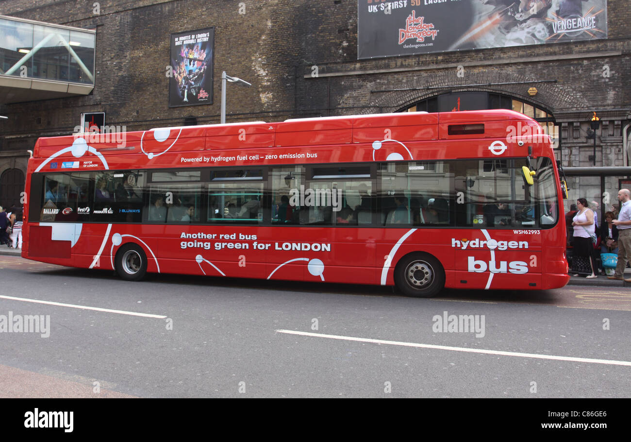 Wasserstoffgetriebenen rote Bus außerhalb von London Dungeon England August 2011 Stockfoto