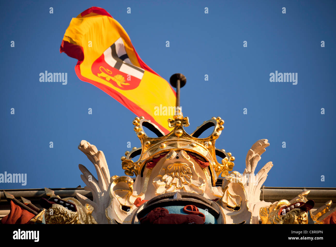 Wappen und Flagge im alten Rathaus in Bonn, Nordrhein-Westfalen, Deutschland Stockfoto