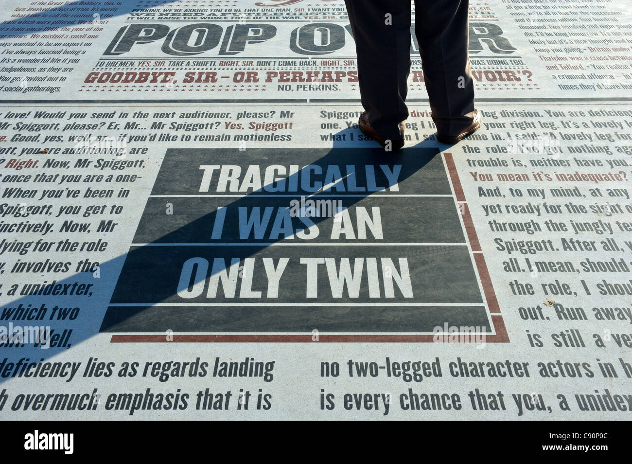 Ein Mann steht auf dem Comedy-Teppich auf Blackpool Promenade Stockfoto