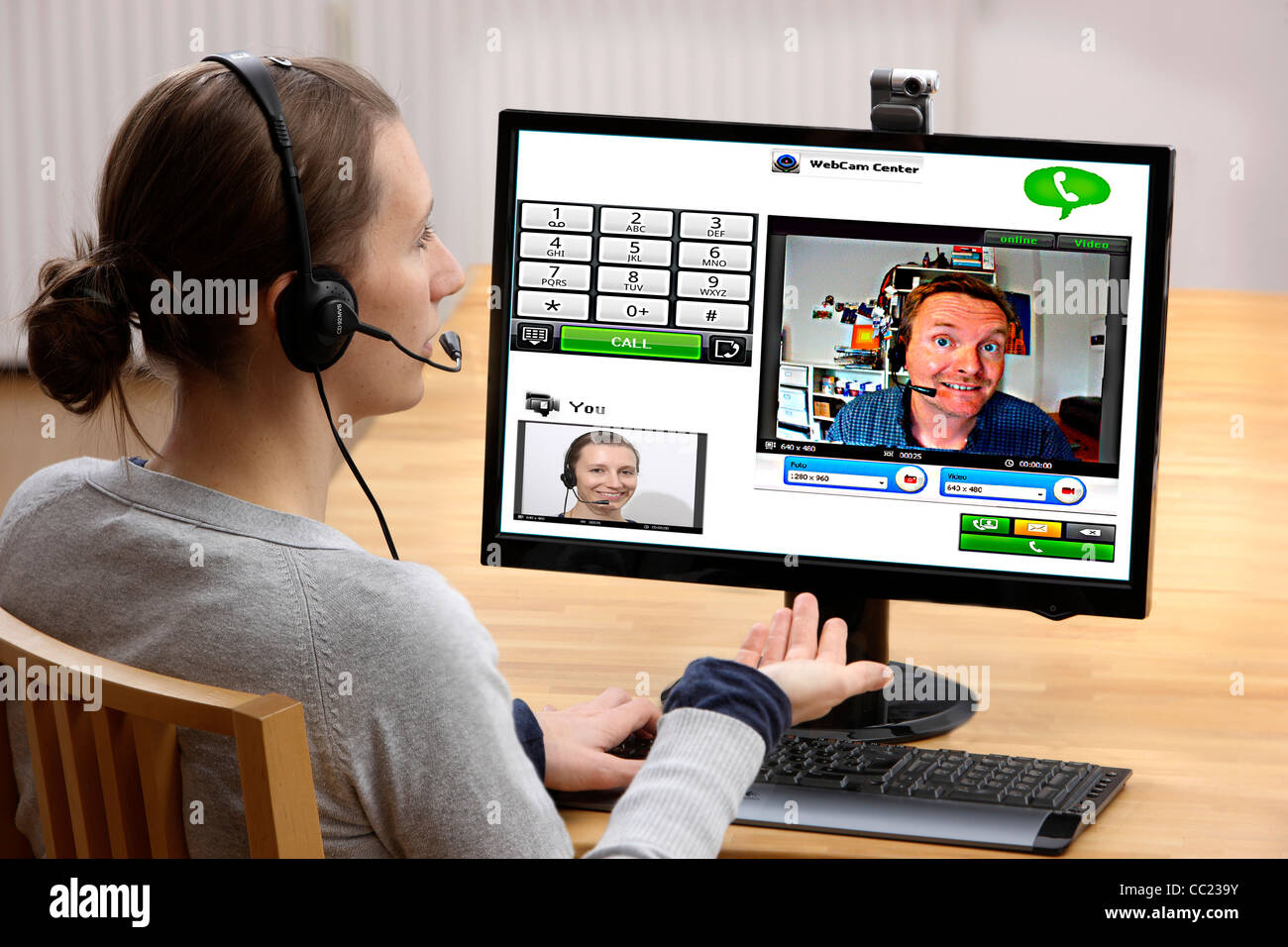 Zwei Personen im Gespräch über das Internet. Video-Chat mit Webcam und Kopfhörer durch Voice over IP, VOIP. Live-Online-Chat. Stockfoto