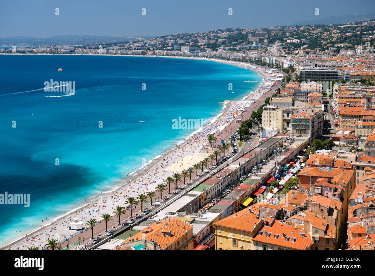 Die Baie des Anges (Bucht der Engel) und die Stadt von Nizza an der Mittelmeerküste in Südfrankreich. Stockfoto