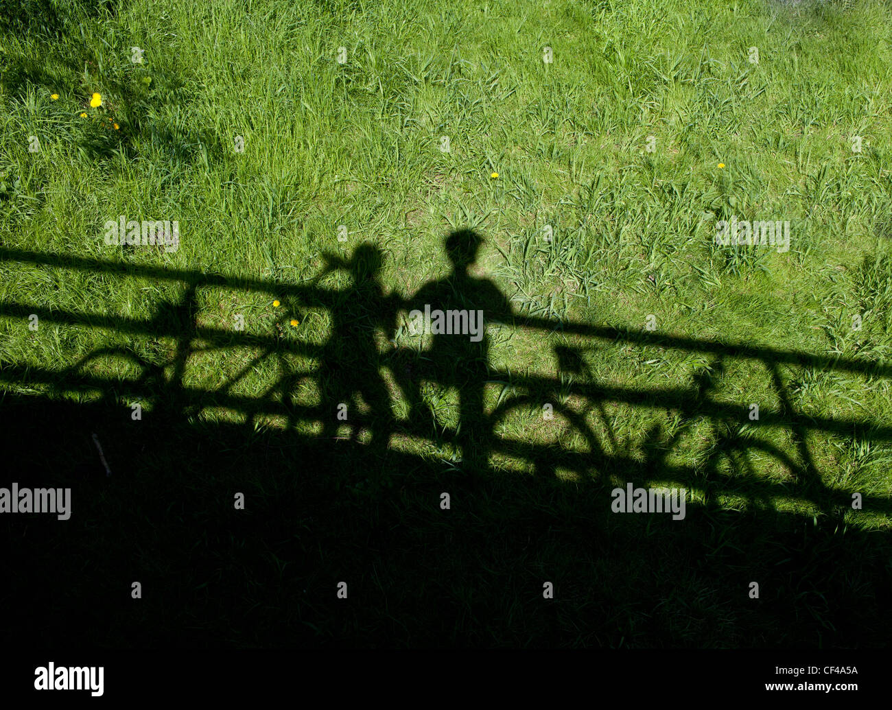 zwei Mountainbiker Silhouetten bei Stillstand auf einer Brücke Stockfoto