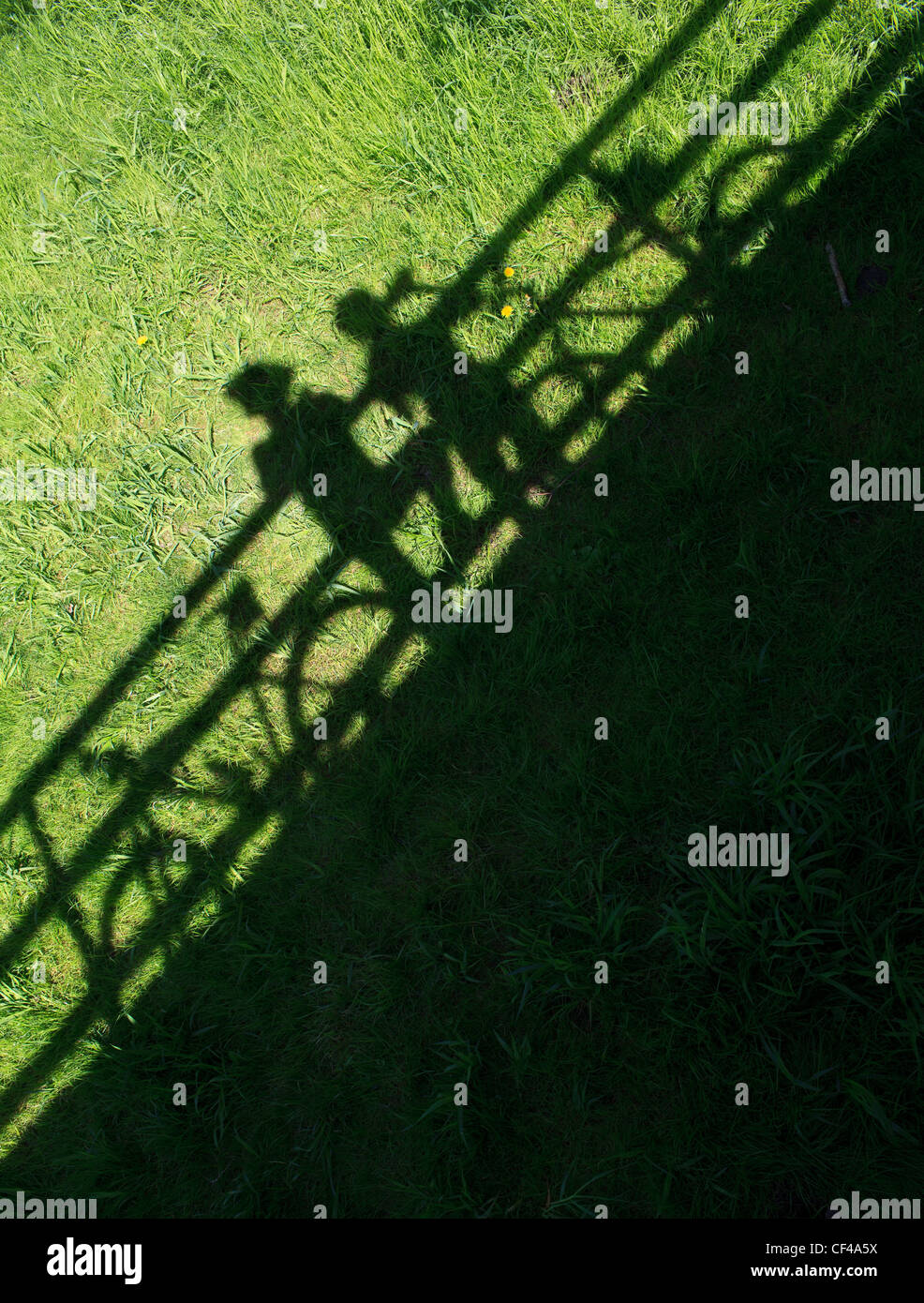 zwei Mountainbiker Silhouetten bei Stillstand auf einer Brücke Stockfoto