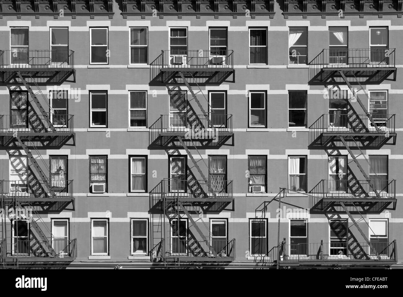 Ein Wohnhaus in New York City nimmt auf einem geometrischen Muster in der Nachmittagssonne. Stockfoto