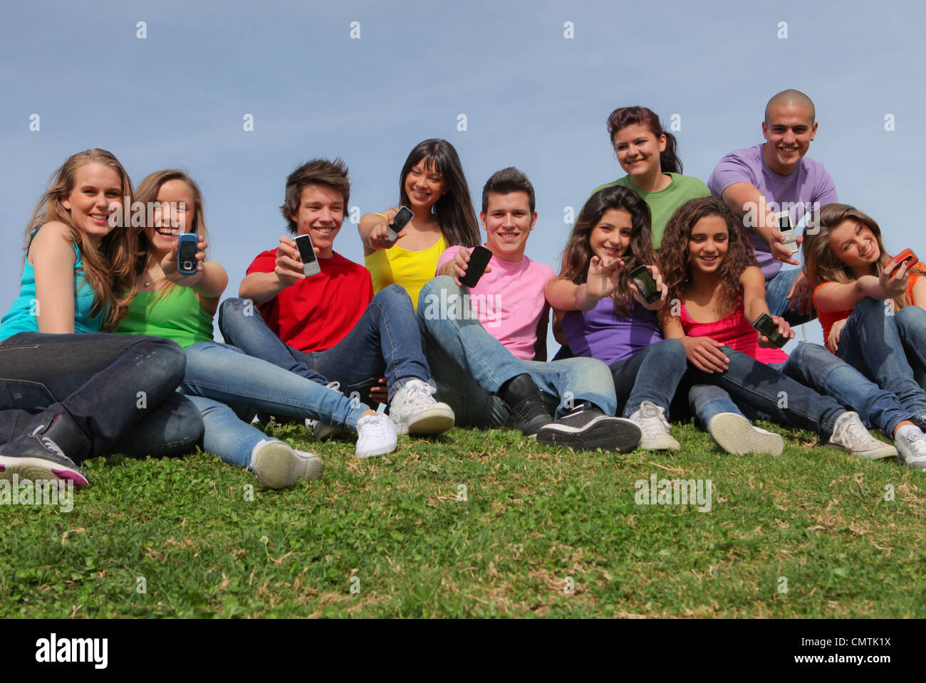 glückliche Gruppe von Jugendlichen mit dem Handy Stockfoto