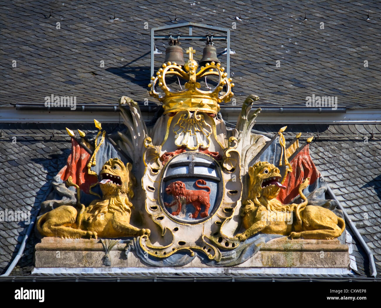 Ehemalige Wappen der deutschen Stadt Bonn stilisiert. Detail an der Fassade des Rathauses. Stockfoto