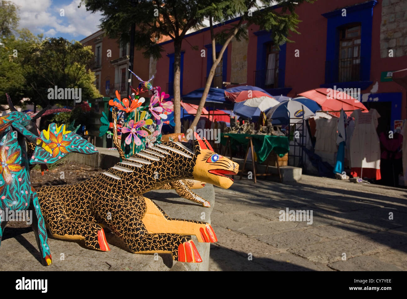 Bunt bemalte Alebrijes Linie ein Oaxaca, Mexiko-Straße. Stockfoto