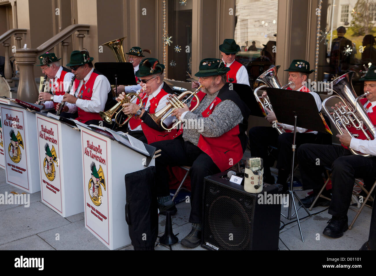 Deutsche Volksmusik-Band im Freien durchführen Stockfoto