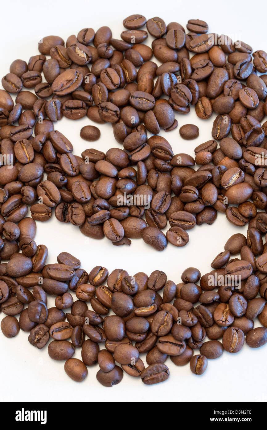 Ein böser Blick Smiley-Gesicht aus Kaffeebohnen hergestellt Stockfoto