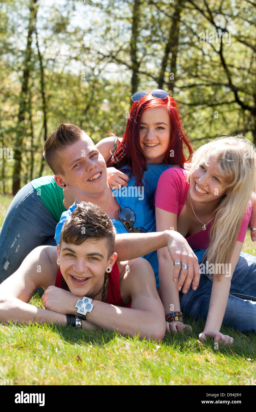 Junge Teenager Gruppe mit farbigen t-Shirts haben Spaß Stockfoto