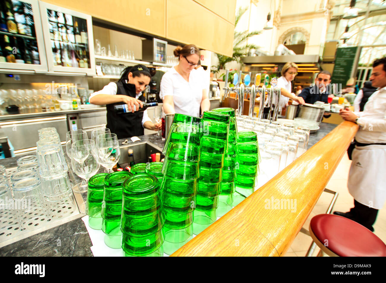 Wien - die Bar entgegen der "Palmenhouse" Restaurant mit seiner Sachen arbeiten auf den Hintergrund und Glas Stapeln im Vordergrund Stockfoto