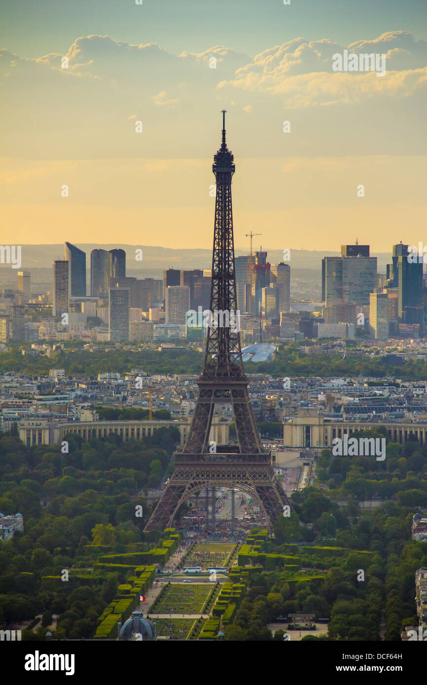 Eiffelturm bei Sonnenuntergang gesehen vom Tour Montparnasse, Paris, Frankreich Stockfoto