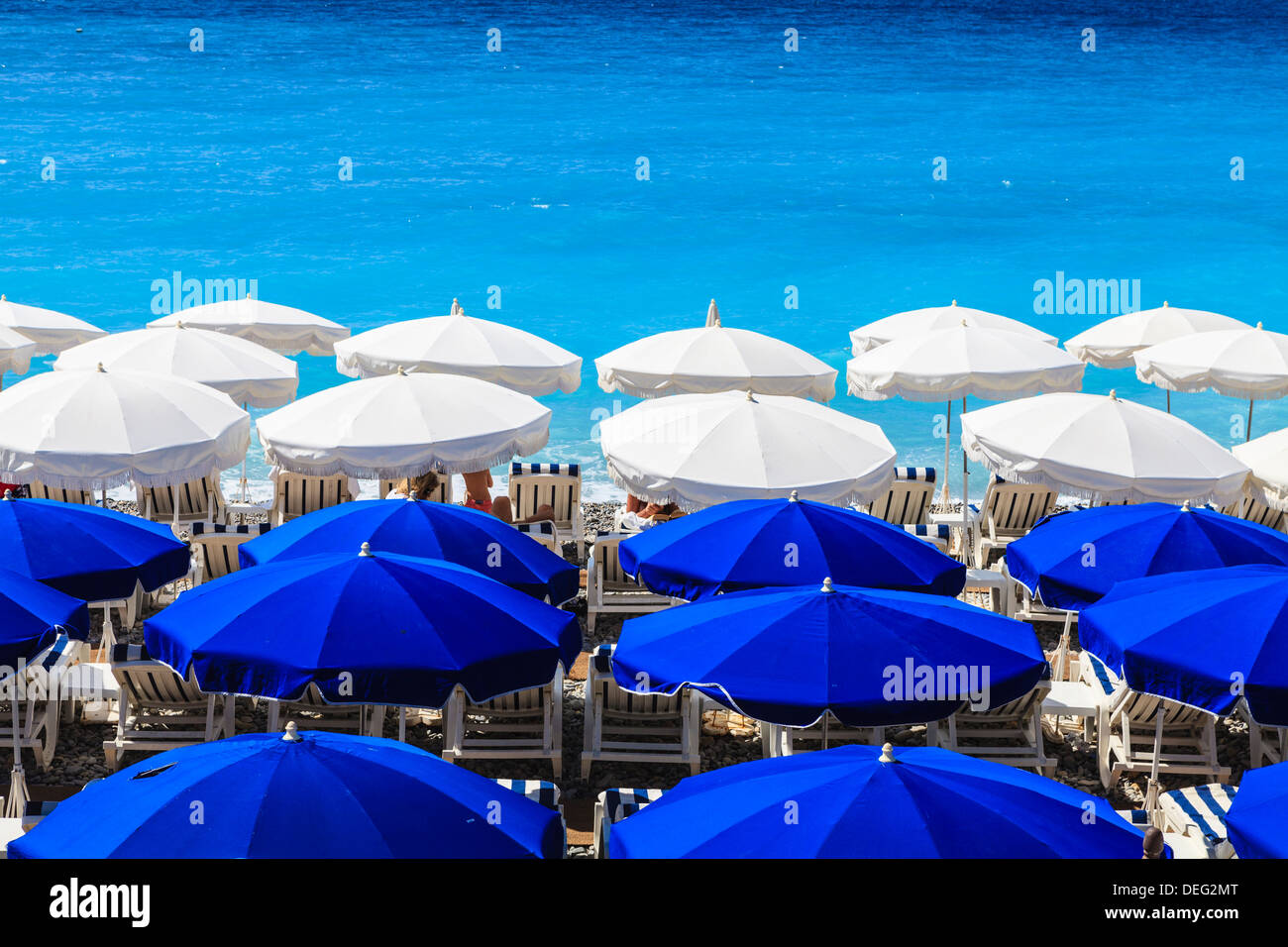 Strand Sonnenschirme, Nizza, Alpes Maritimes, Provence, Cote d ' Azur, Côte d ' Azur, Frankreich Stockfoto