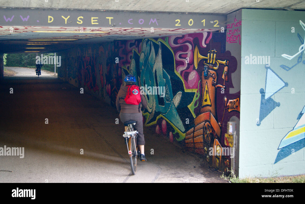 Ein Radfahrer geht Graffiti in einer Fußgängerunterführung, München (München), Bayern (Bayern), Deutschland Stockfoto