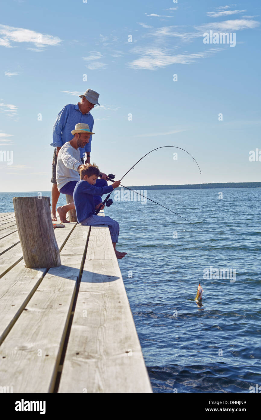 Junge mit Vater und Großvater, Angeln, Utvalnas, Schweden Stockfoto