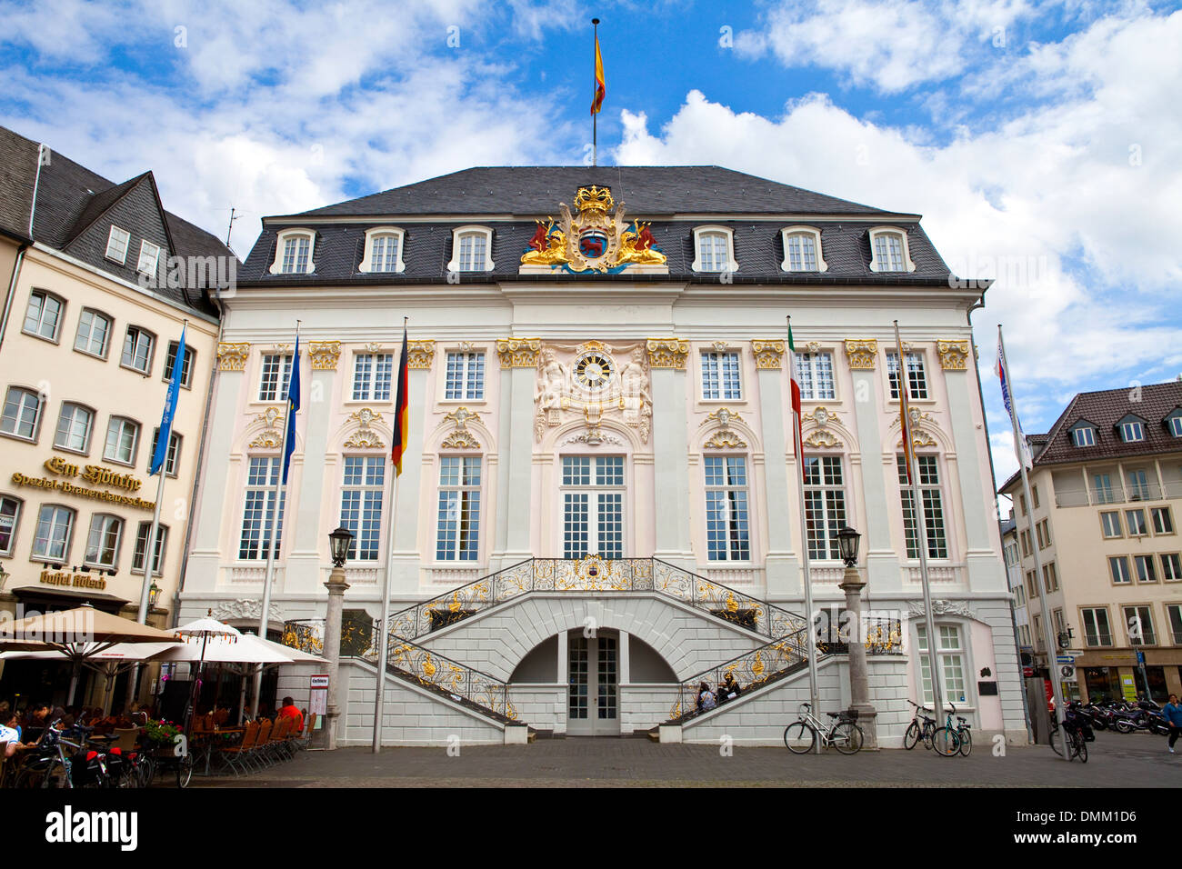 Das historische Rathaus (Rathaus) der Stadt Bonn in Deutschland. Blick vom Marktplatz entfernt. Stockfoto