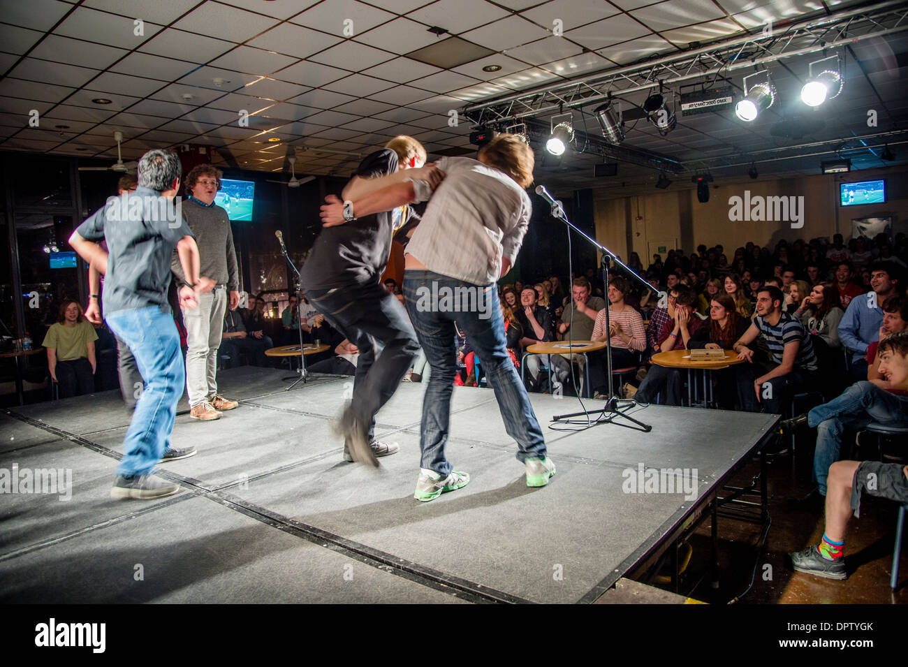 Die Zuschauer wirkt nachts Aberystwyth University Studenten union Comedy Club Fransen, Wales UK Stockfoto