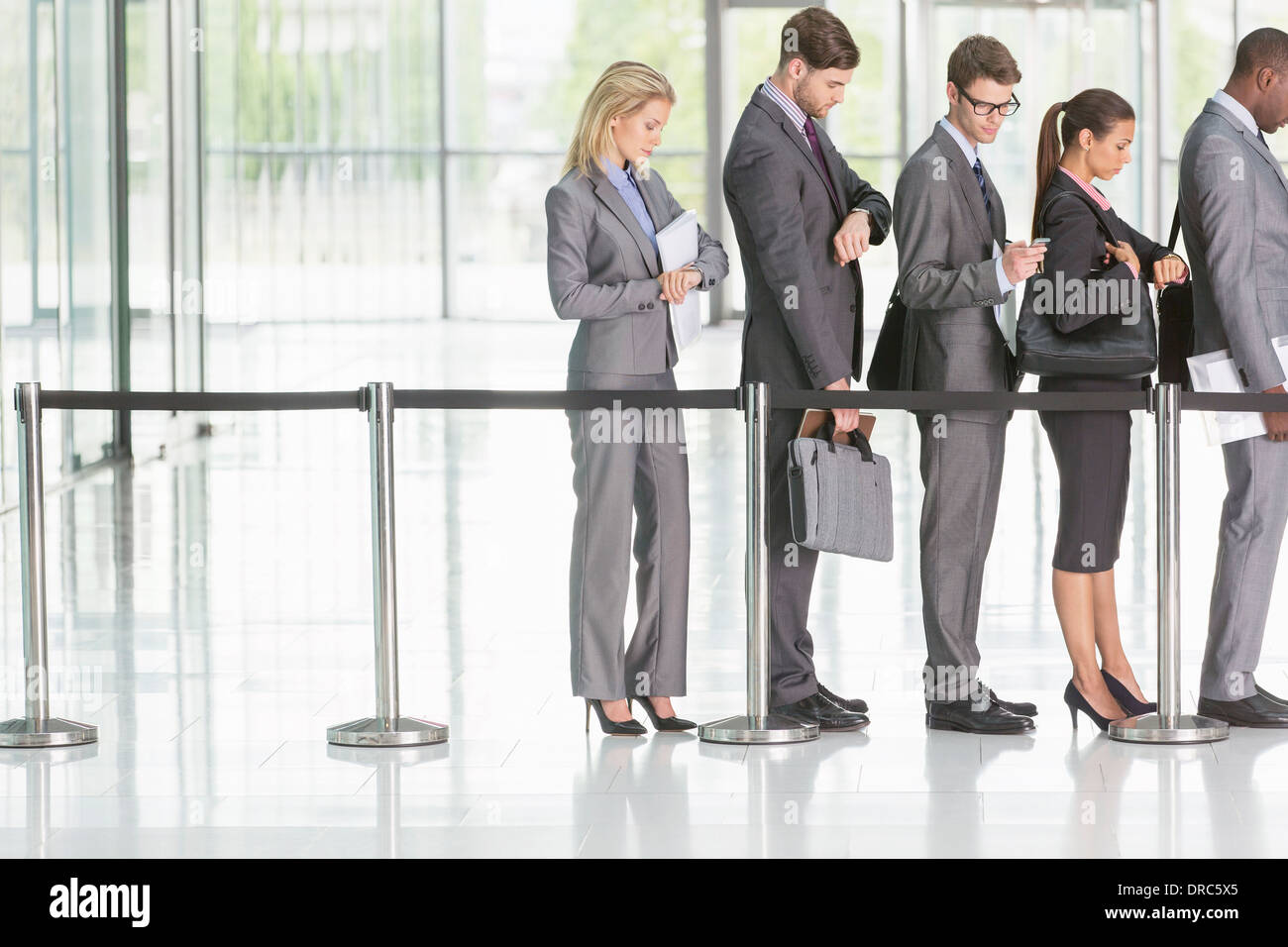 Business-Leute in der Schlange Stockfoto