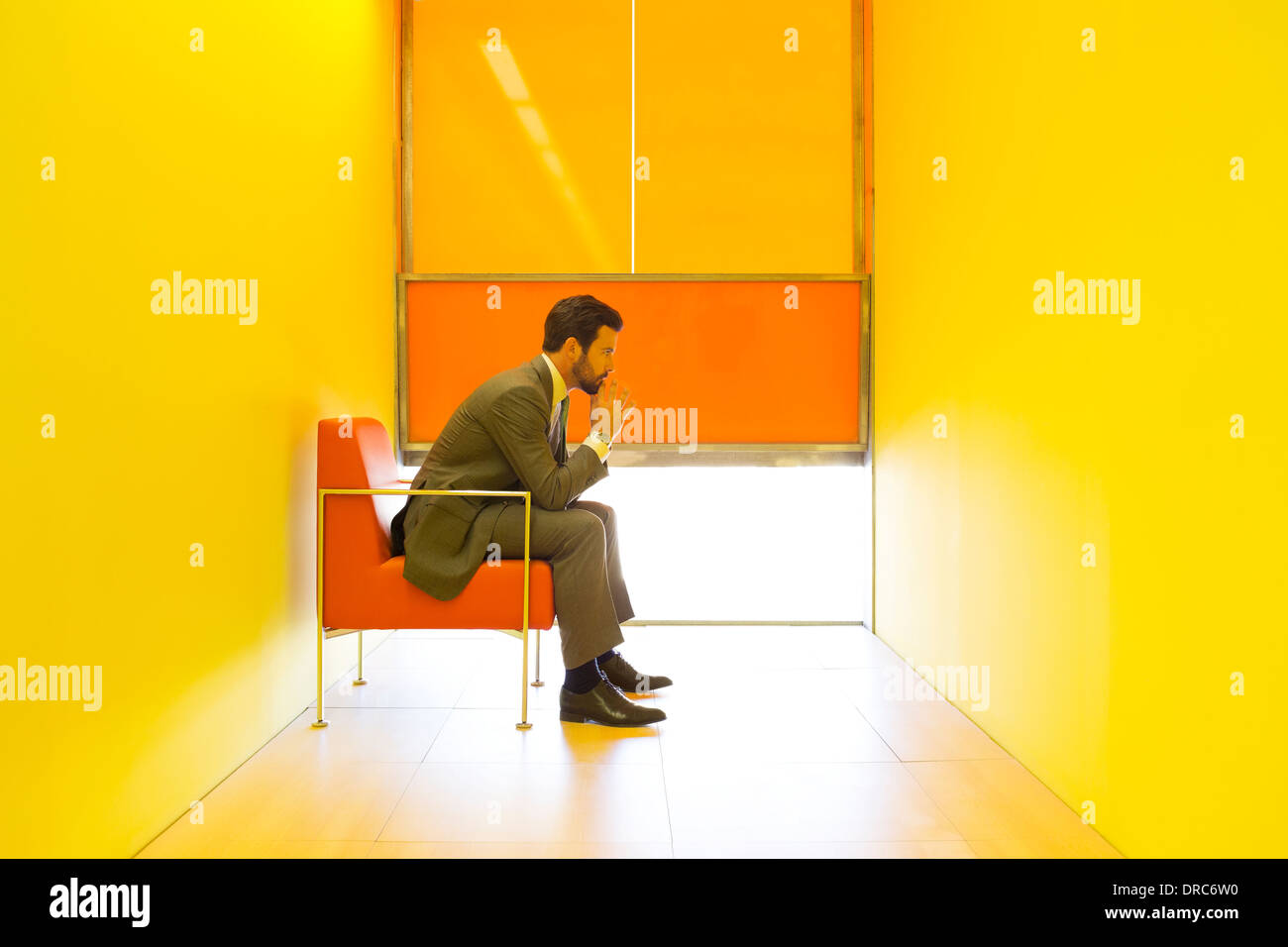 Unternehmer denken in helles Büro Stockfoto