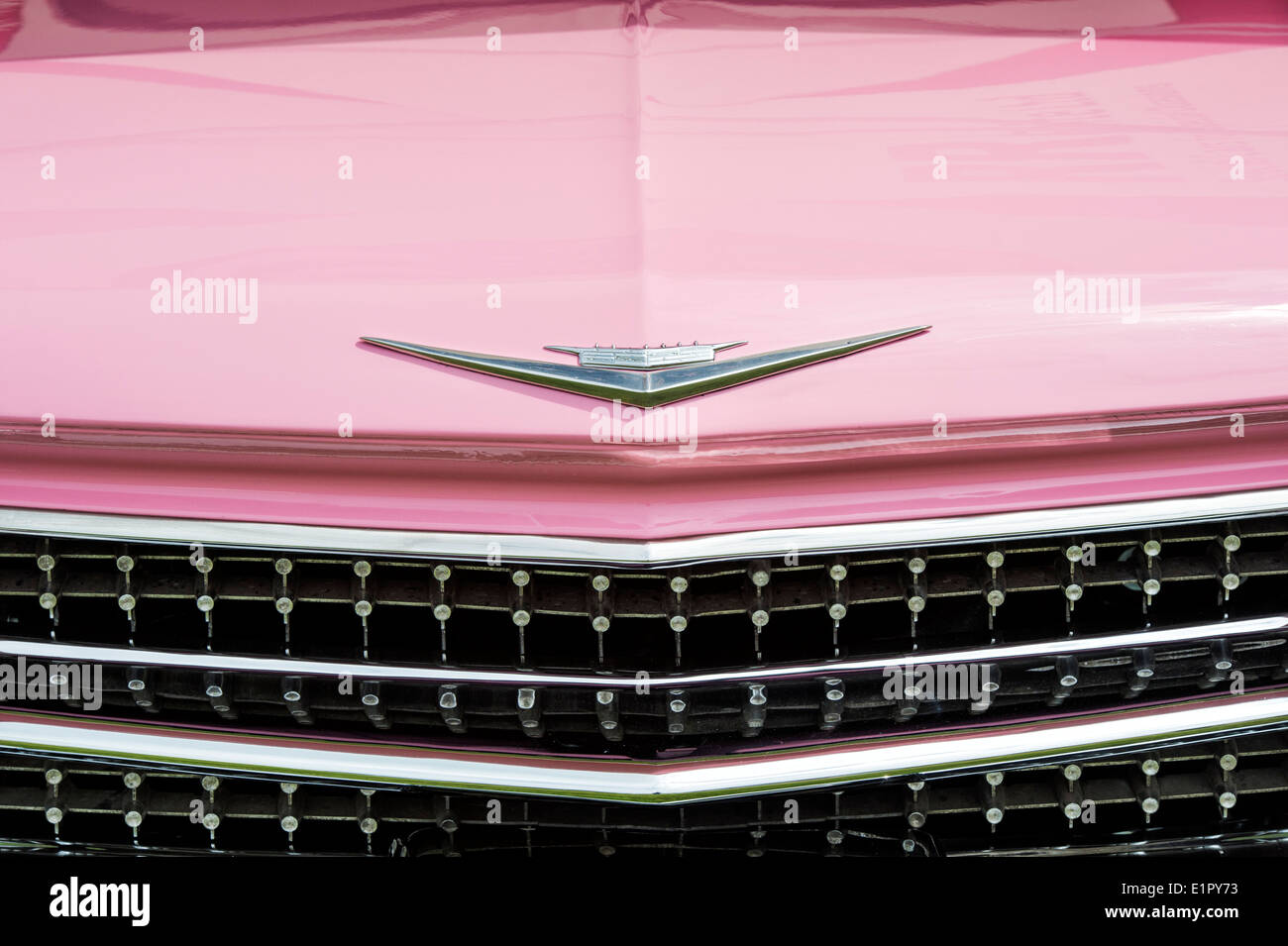 1959 Pink Cadillac Coupé De Ville Cabrio front end Abzeichen Stockfoto