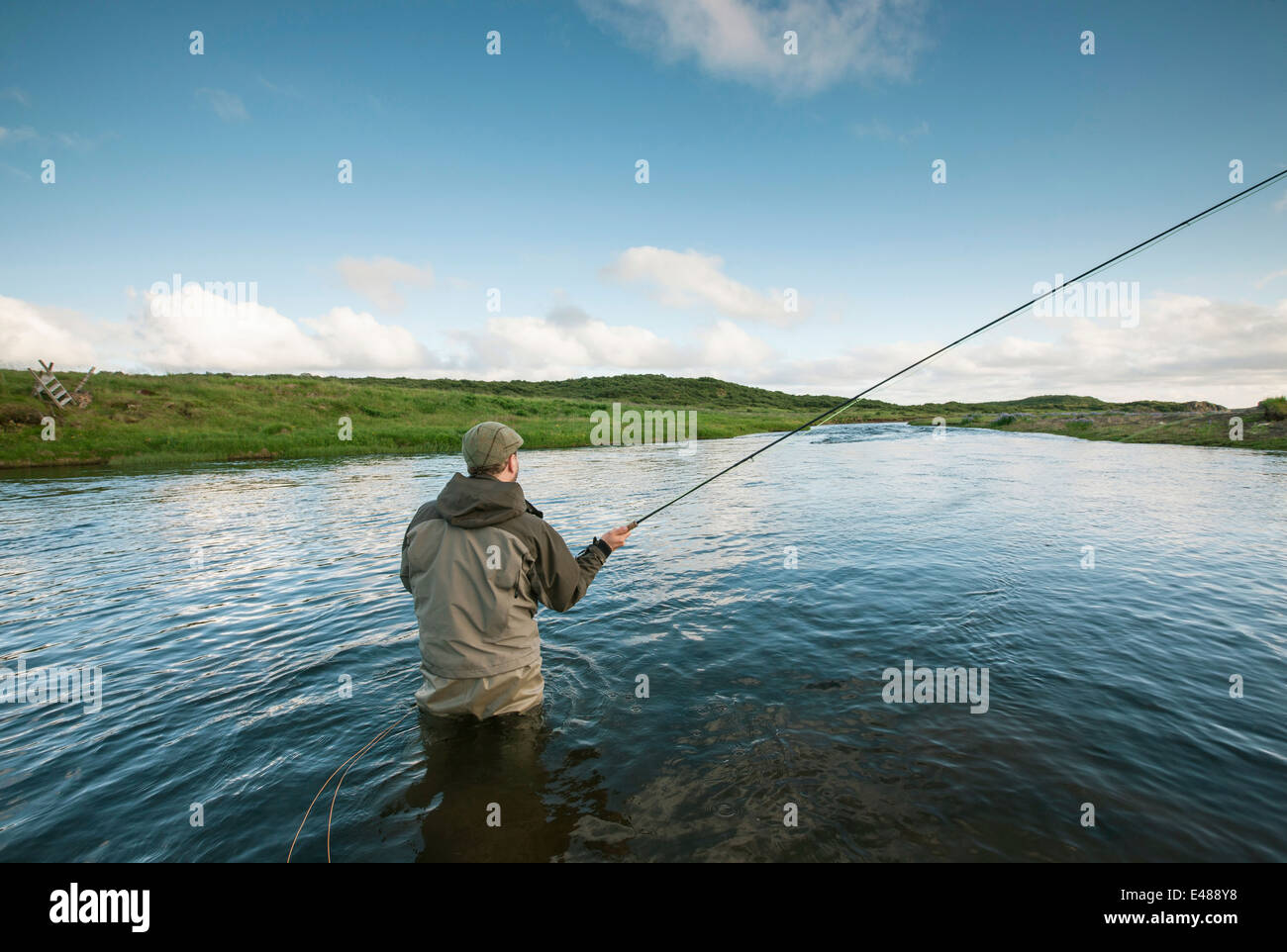 Mann Angeln auf Lachs in einer schönen Umgebung Stockfoto