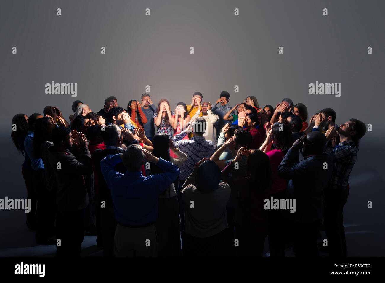 Geschäftsleute, die für Augen um helles Licht Stockfoto