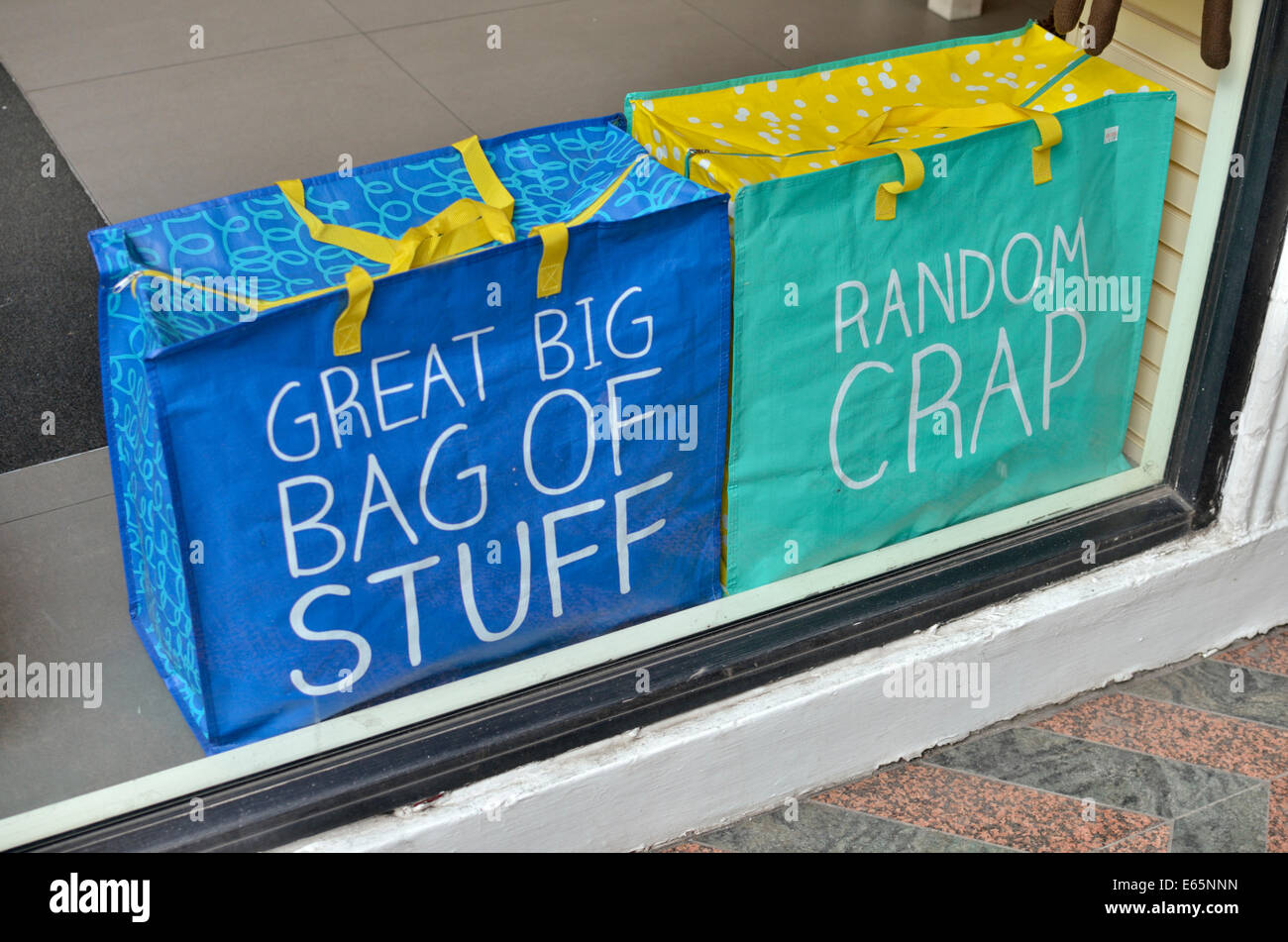 Zwei Taschen, eine beschriftete große Big Bag of Stuff ", andererseits gekennzeichnet"Random Crap" Stockfoto