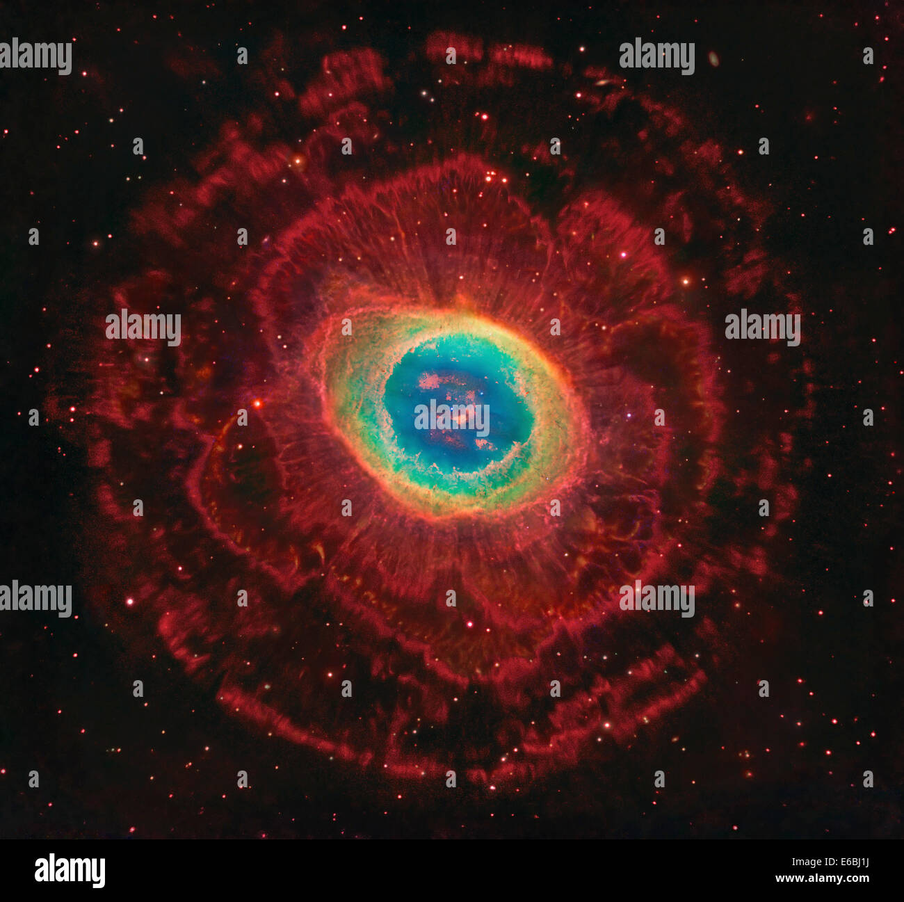 M57, der Ringnebel. Die Innenschale leuchtet grün aus ionisiertem Sauerstoff und Stickstoff, während Wasserstoff in der Außenhülle rot leuchtet. Stockfoto