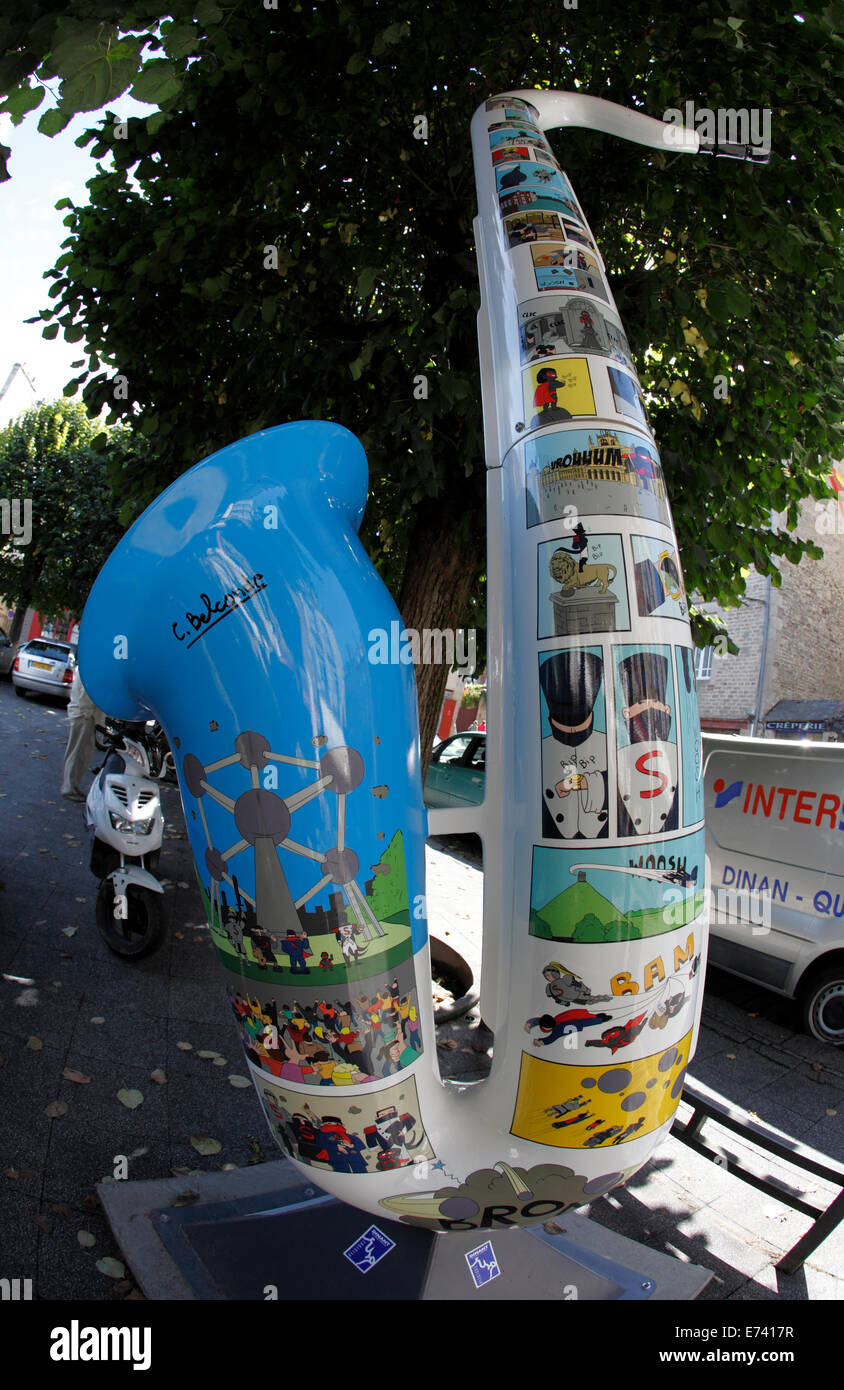 Saxophon Straße Skulptur von Cedric Belconde. Bedeckt in Karikaturen Stockfoto