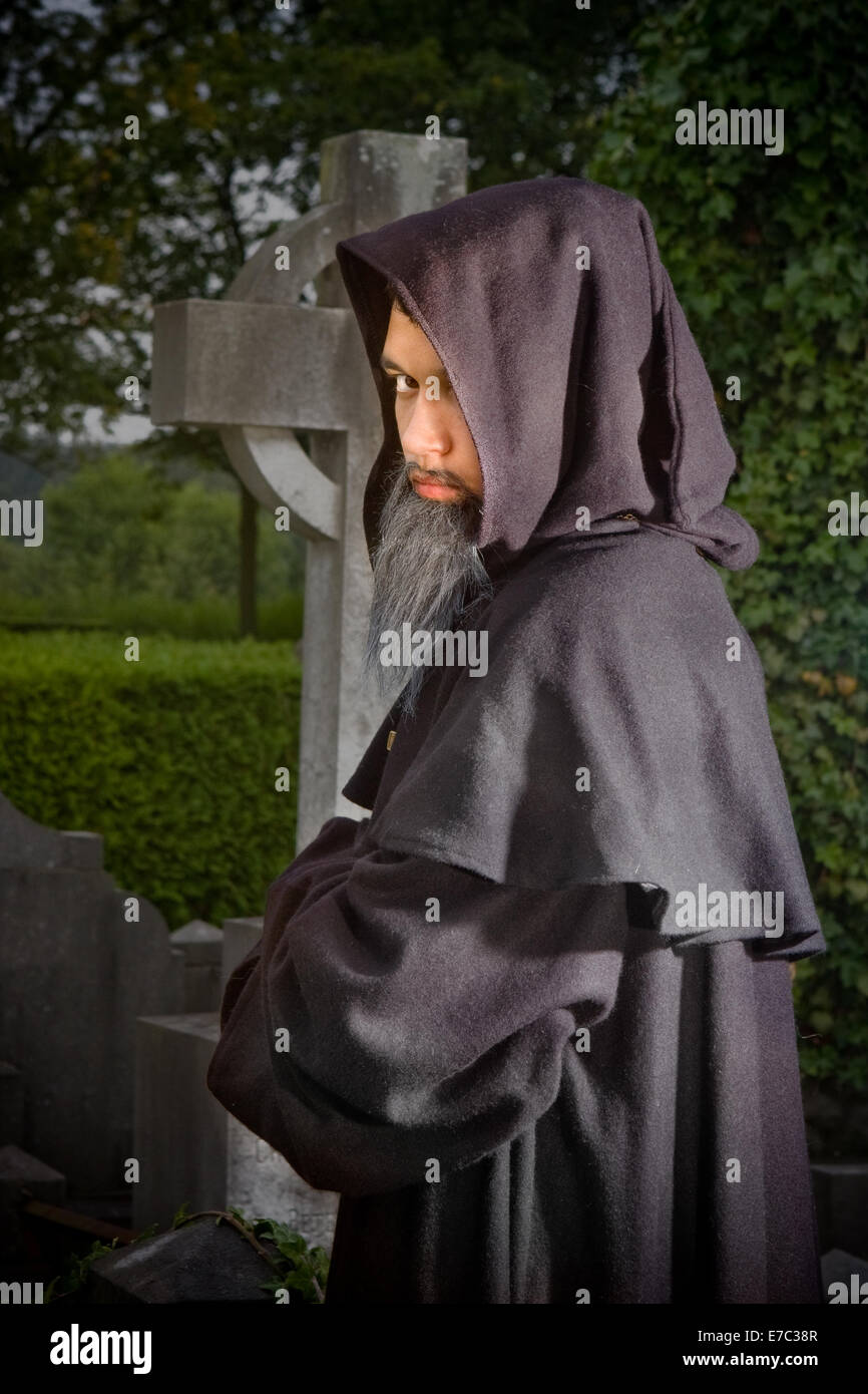 Halloween-Szene von einem bösen Mönch auf einem Friedhof Stockfoto