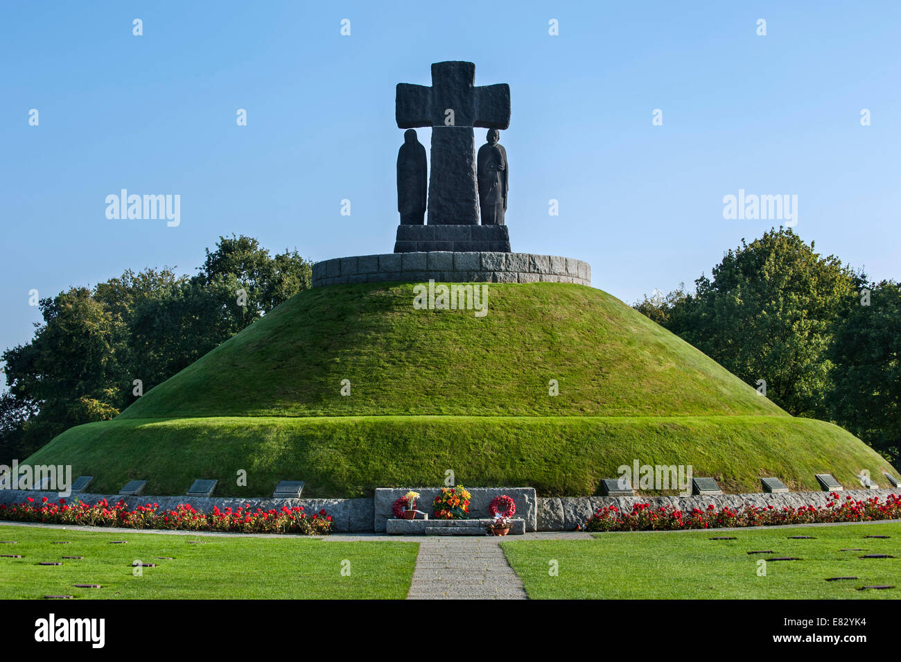 Denkmal an der La Cambe deutscher zweiten Weltkrieg Soldatenfriedhof, Basse-Normandie, Frankreich Stockfoto