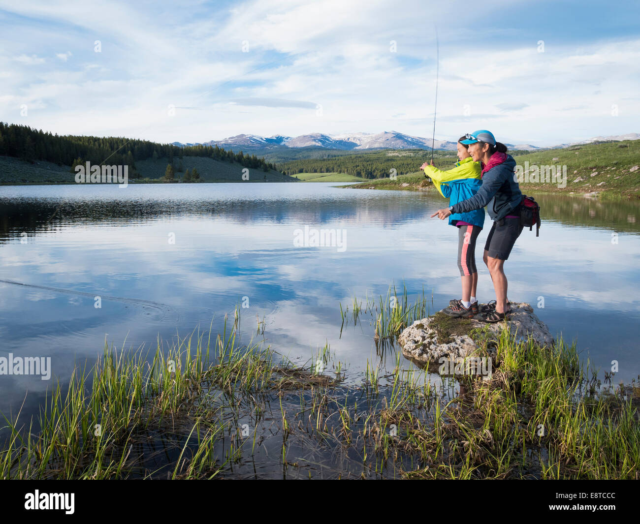 Mutter und Tochter Angeln im Fluss Stockfoto