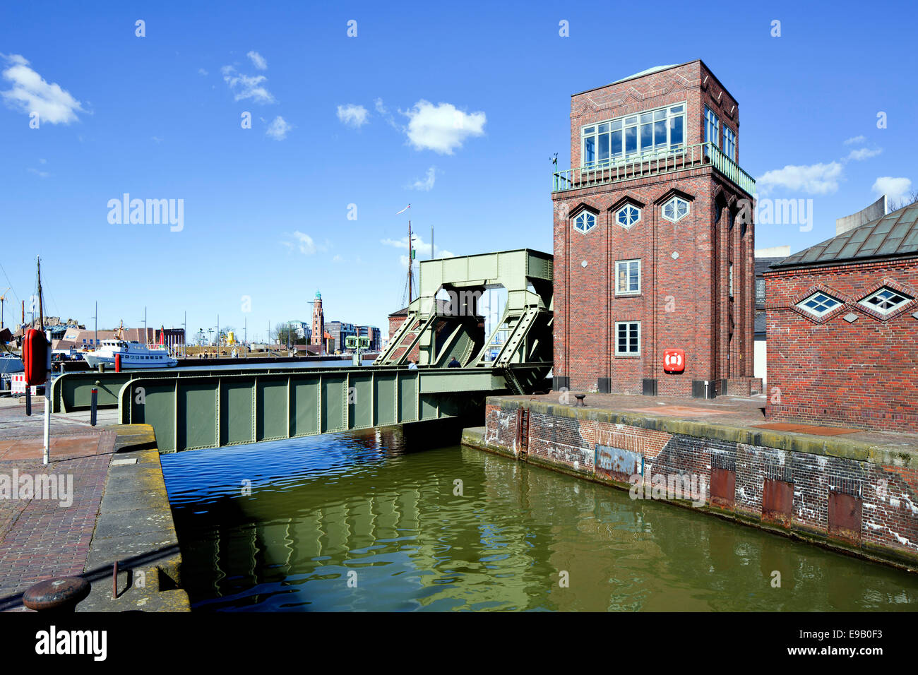 Klappbrücke zwischen Alter Hafen und Neuer Hafen Häfen, Havenwelten District, Bremerhaven, Bremen, Deutschland Stockfoto