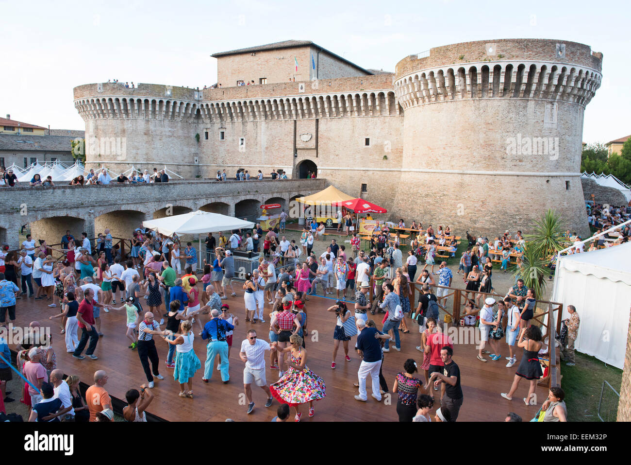 Die Menschen tanzen auf dem Festival Gelände vor der Festung Rocca Roveresca, Summer Jamboree, Rock ' n ' Roll Festival, Senigallia Stockfoto