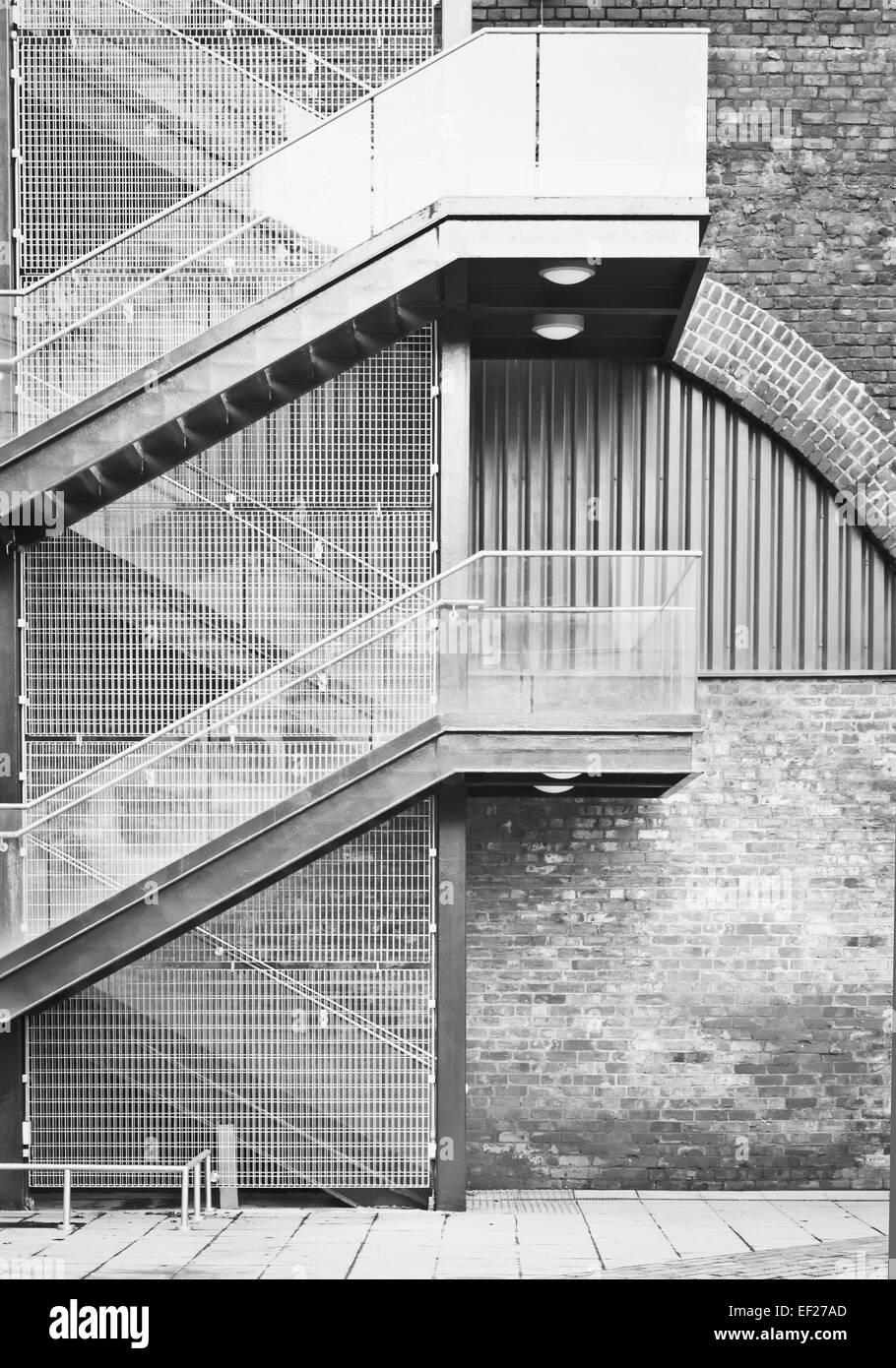 Eine Treppe an der Außenwand eines städtischen Gebäudes Stockfoto