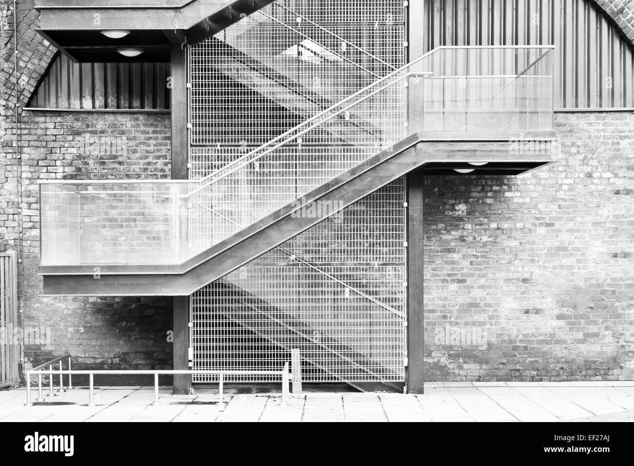 Eine Treppe an der Außenwand eines städtischen Gebäudes Stockfoto