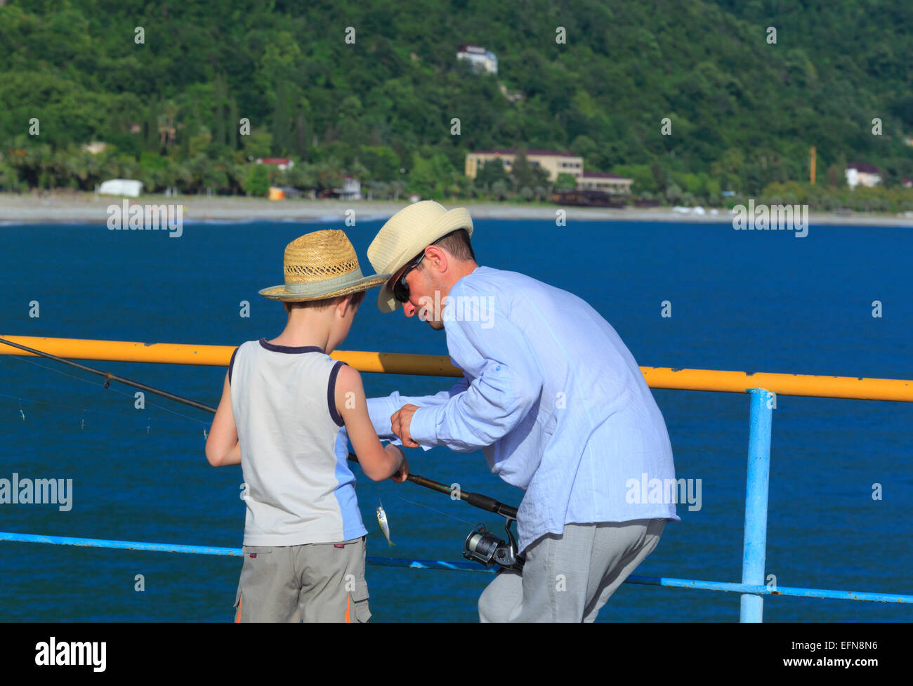 Vater und dem Sohn Angeln, Abchasien (Georgien) Stockfoto