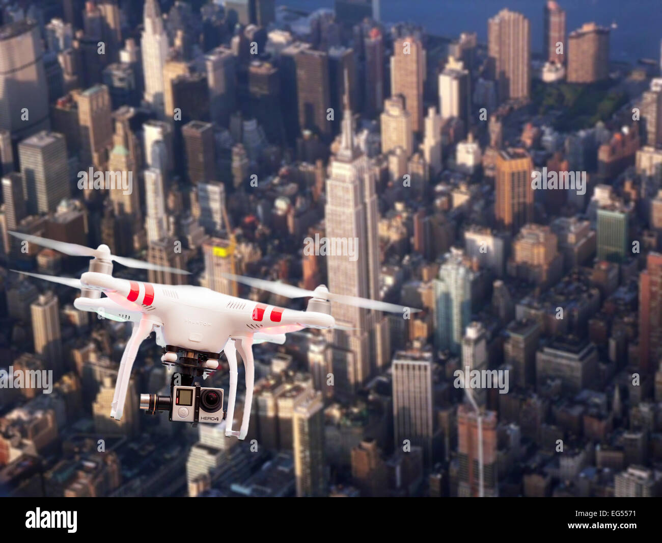 Quadcopter oder Drohne über New York USA fliegen Stockfoto