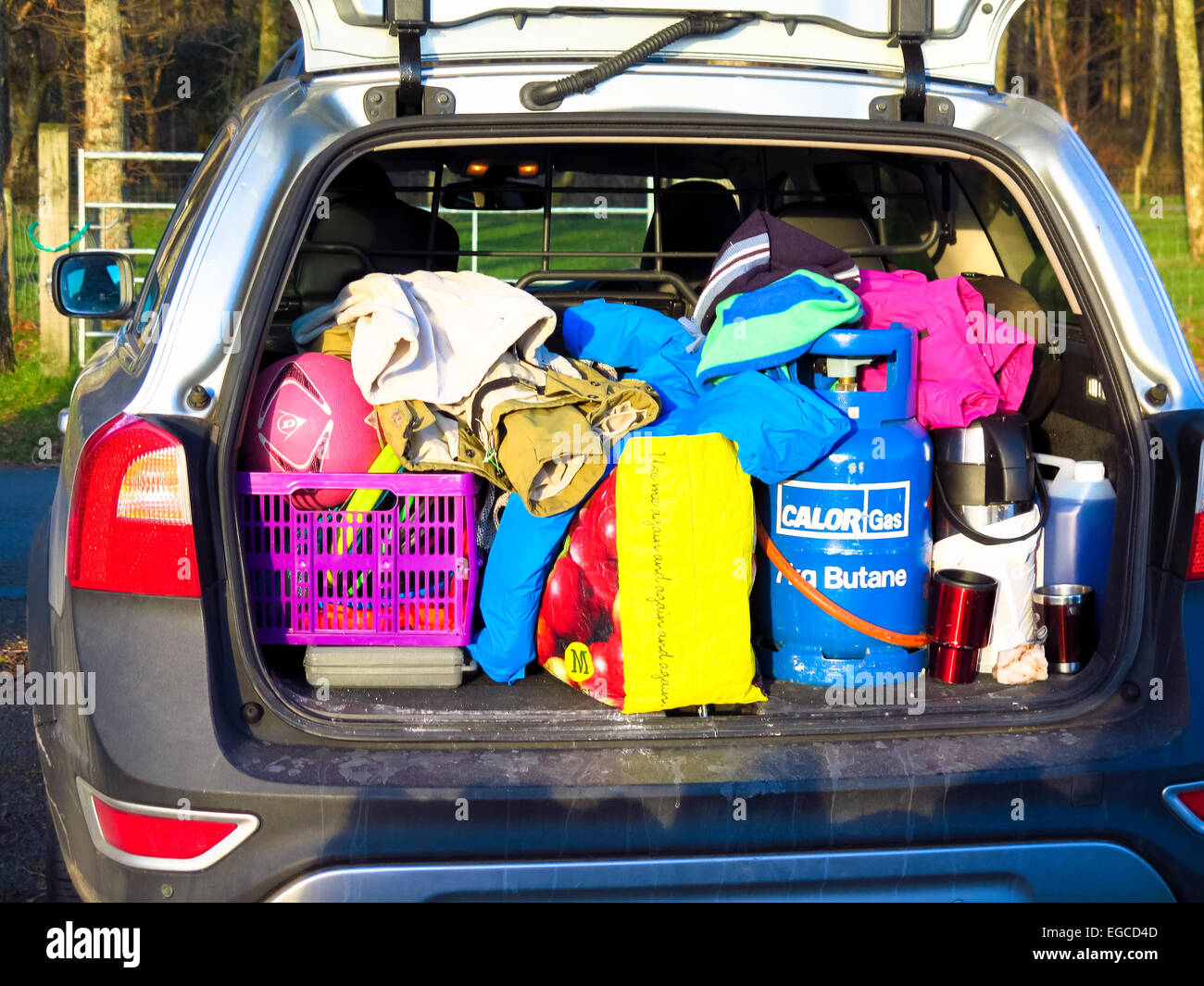 Kofferraum voll von Camping- und outdoor-Picknick-Sachen Stockfoto