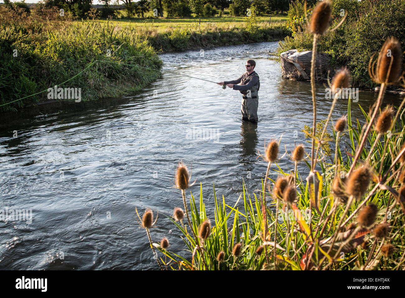 FLIEGENFISCHEN SIE IN DER EURE (27), FRANKREICH Stockfoto