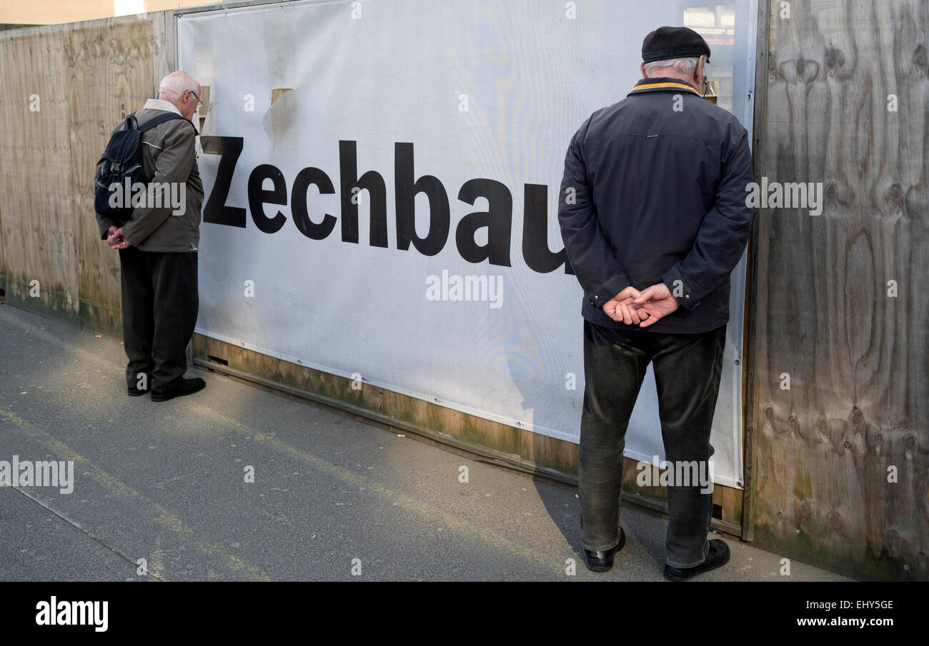 Männer mit Blick auf die Bauarbeiten, Düsseldorf, Deutschland. Stockfoto