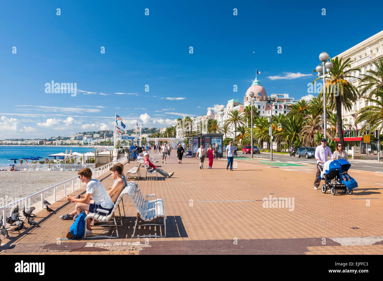 Nizza, Frankreich - 2. Oktober 2014: Menschen, die genießen, sonniges Wetter und Blick auf Mittelmeer im englischen promenade Stockfoto