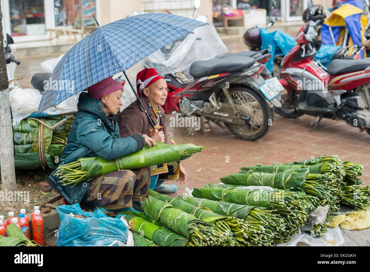 Szene aus einem Regentag auf dem Markt in Sapa. Sapa ist berühmt für seine zerklüftete Landschaft und seiner kulturellen Vielfalt. Stockfoto