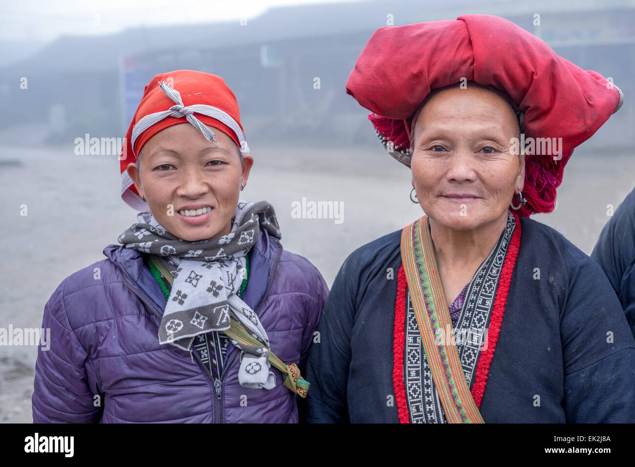 Red Dao Frau in einem Dorf außerhalb von Sapa, Vietnam. Sapa ist berühmt für seine zerklüftete Landschaft und seiner kulturellen Vielfalt. Stockfoto