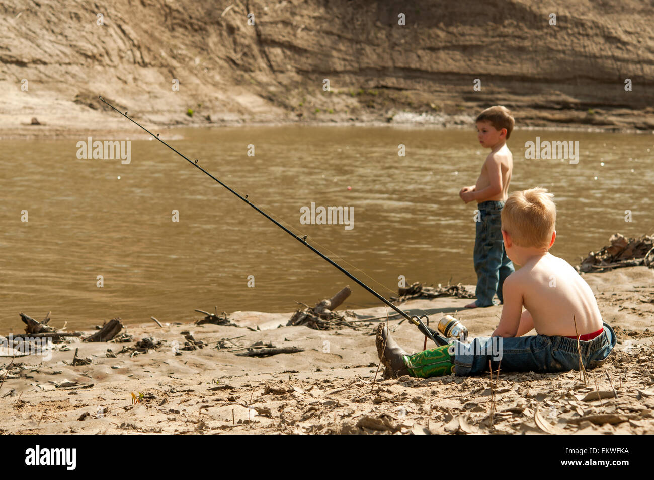 Jungen am Fluss angeln Stockfoto