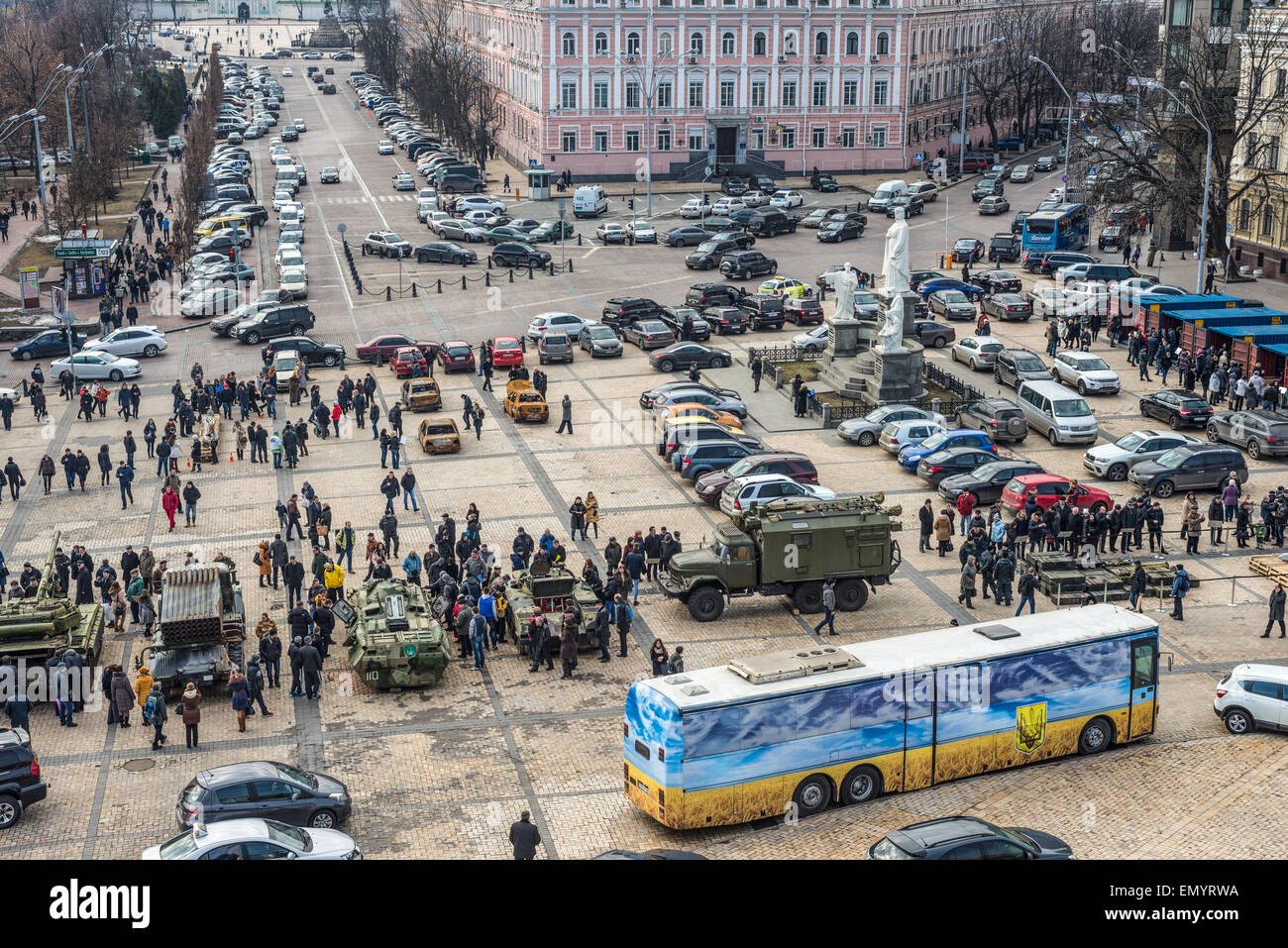 Besucher die dokumentarische Ausstellung "Präsenz. Beweise für die Russische militärische Aggression auf dem Territorium der Ukraine. " Stockfoto