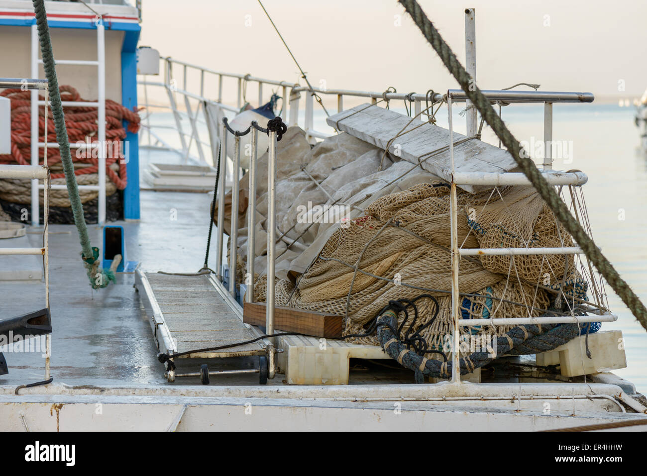 Netze und Sachen für Fische auf Fischerboot im Hafen Stockfoto