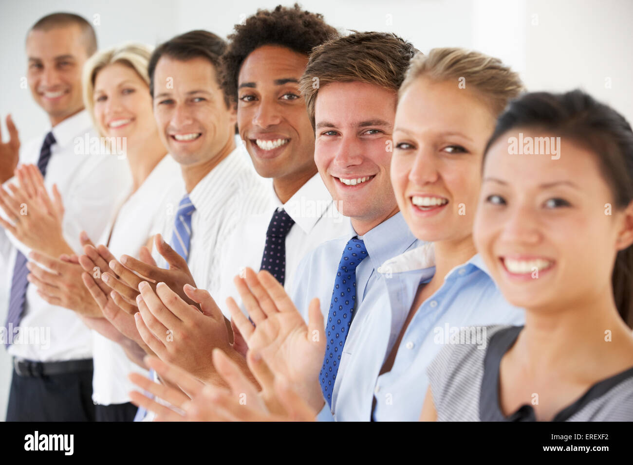 Linie von fröhlich und positiv Geschäftsleuten applaudieren Stockfoto